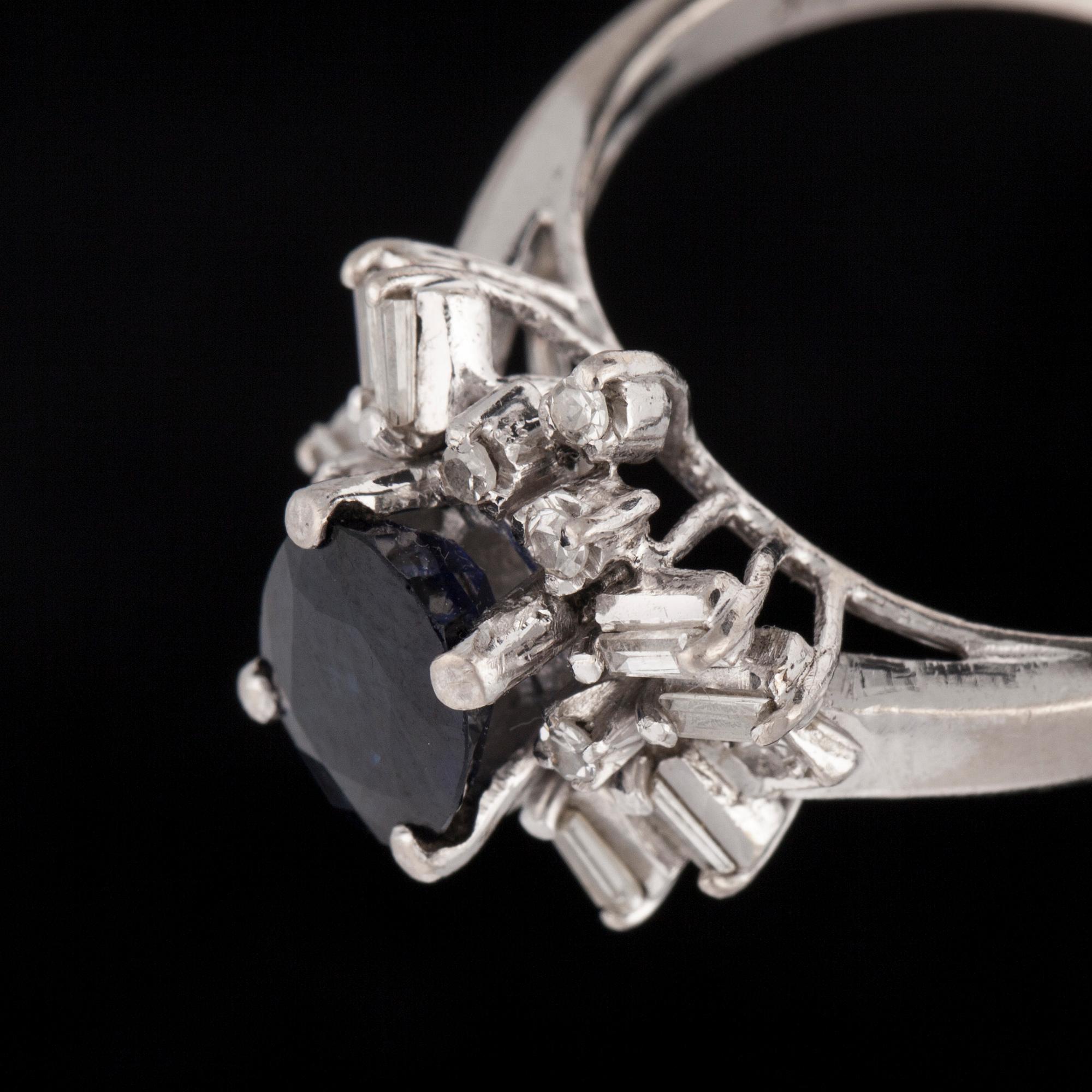 RING, 18K vitguld, fasettslipad safir 1,60 ct, diamanter. Vikt 4,75 g.