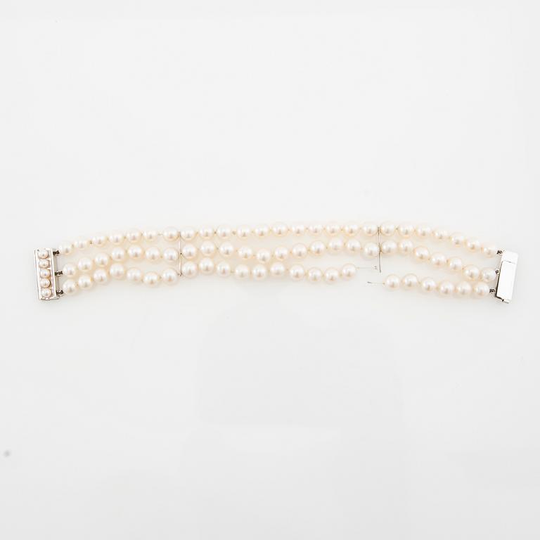 Armband treradigt av odlade pärlor med lås av 18K vitguld.