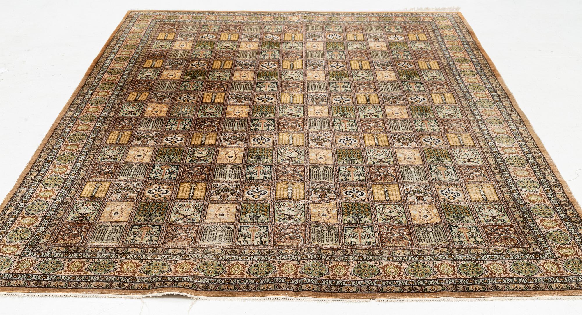 Matta, silke, ca 300 x 210 cm.