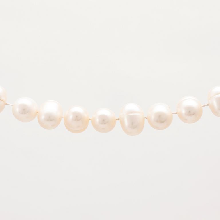 Collier odlade pärlor samt lås av silver och briljantslipad diamant.