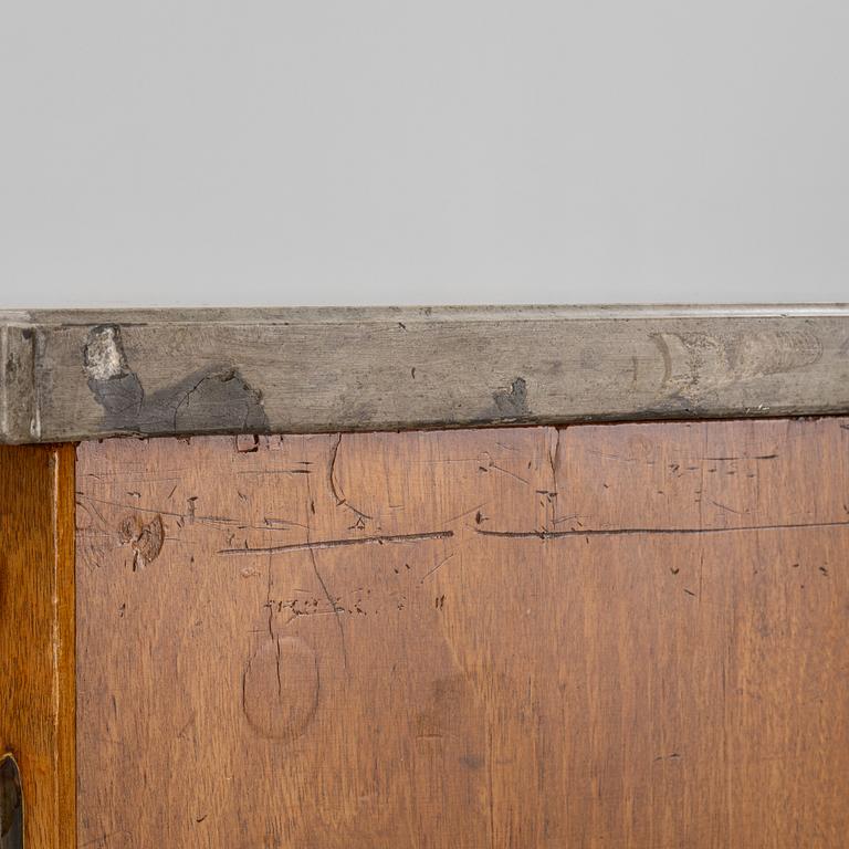 Chest of drawers, Gustavian style, first half of the 19th century.