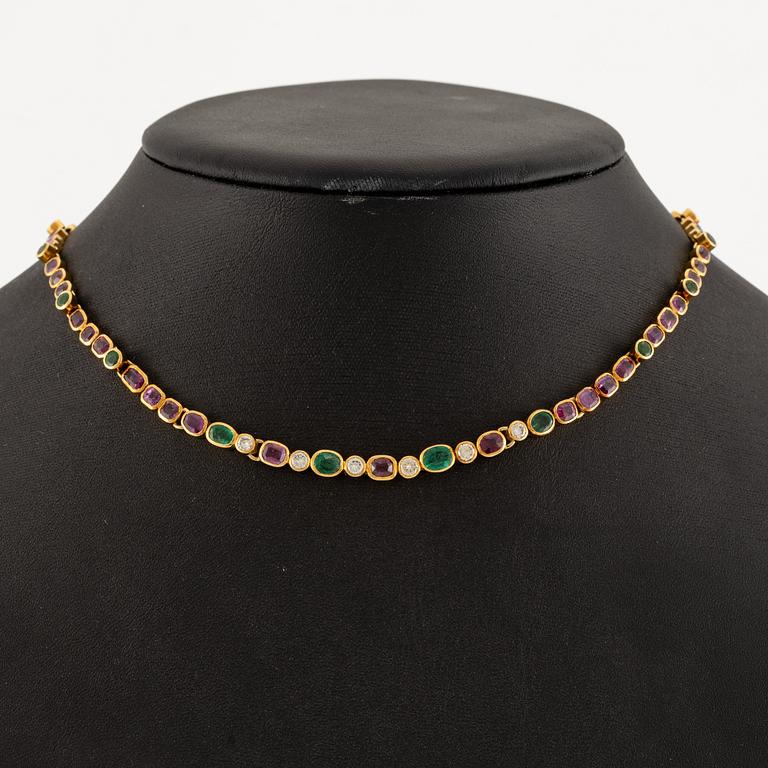 Andrew Grima, collier 18K guld med runda briljantslipade diamanter samt rubiner och smaragder.