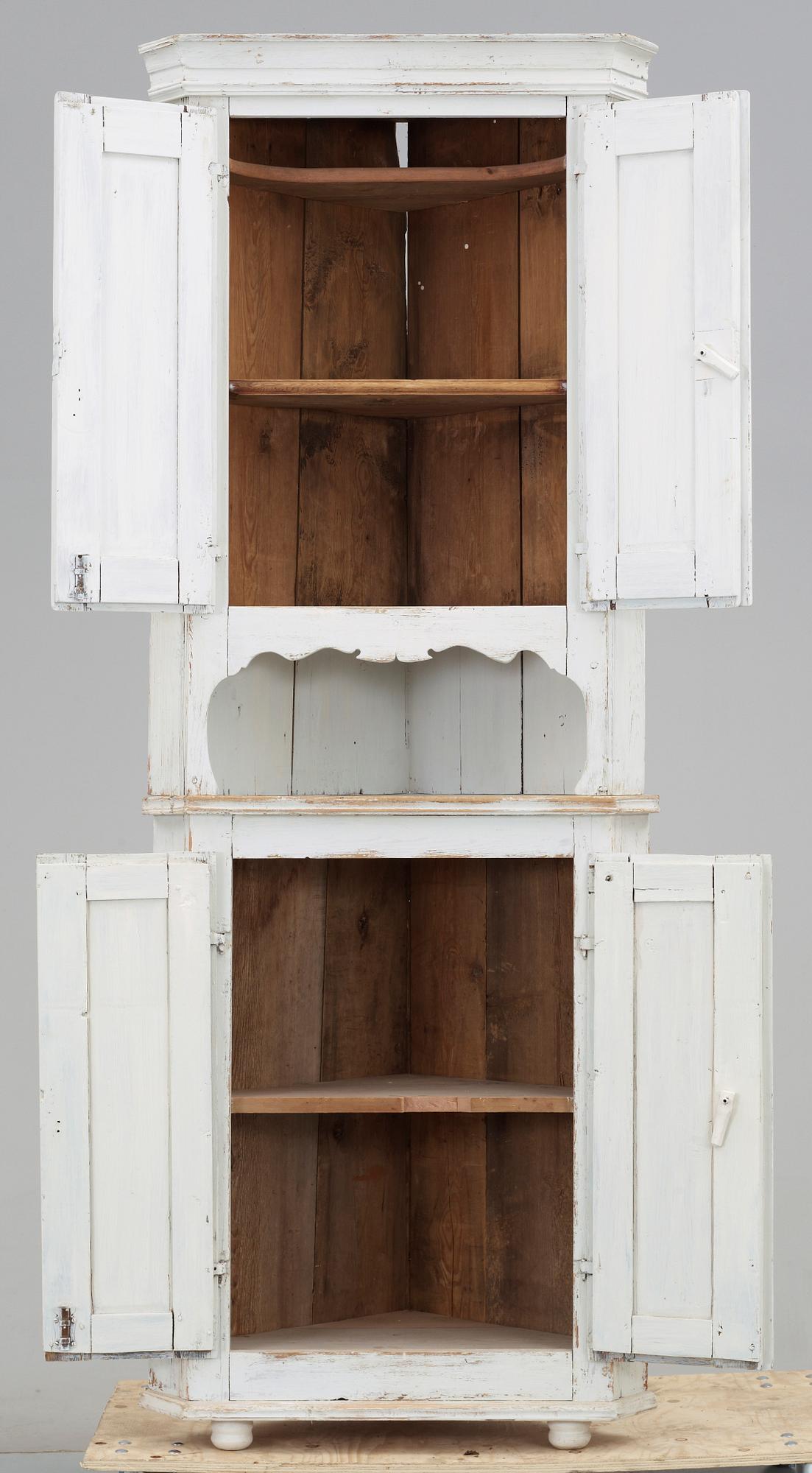 HÖRNSKÅP, 1800-tal.