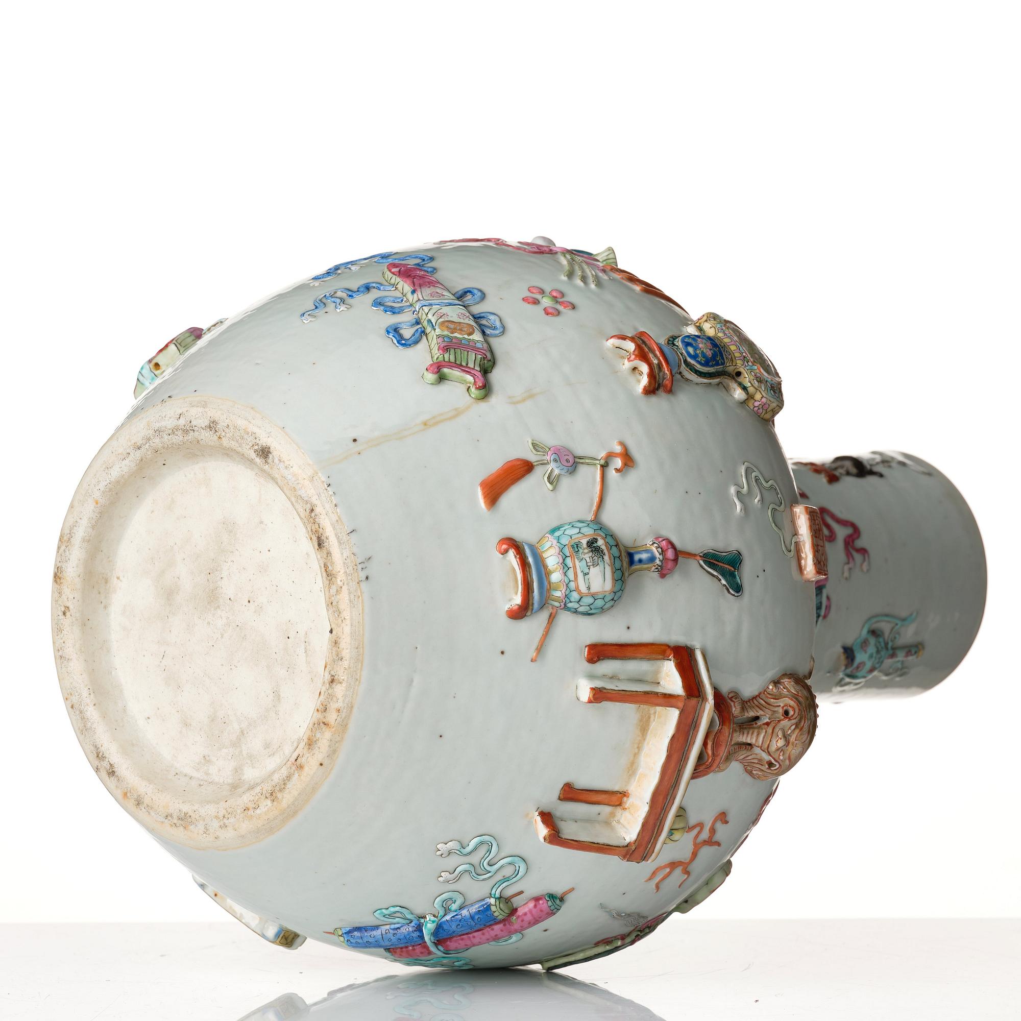 Praktvas, porslin. Qingdynastin, 1800-tal.