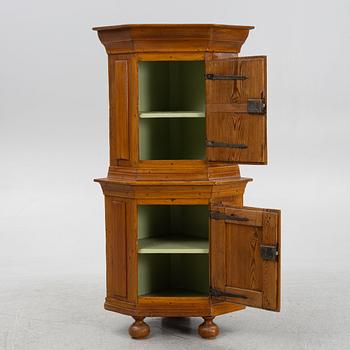 A corner cabinet, 18th/19th Century.