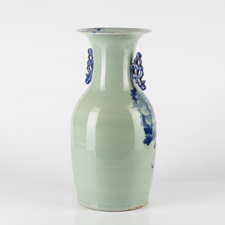 A Chinese vase, 19th/20th century.