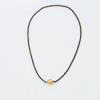 An Ole Lynggaardoxiderat silver necklace, clasp 18K gold. Weight 11,9 gram.