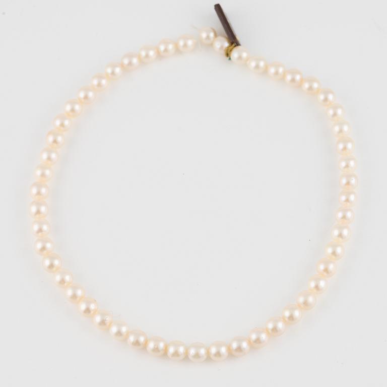 Three necklaces with cultured pearls, without clasps.