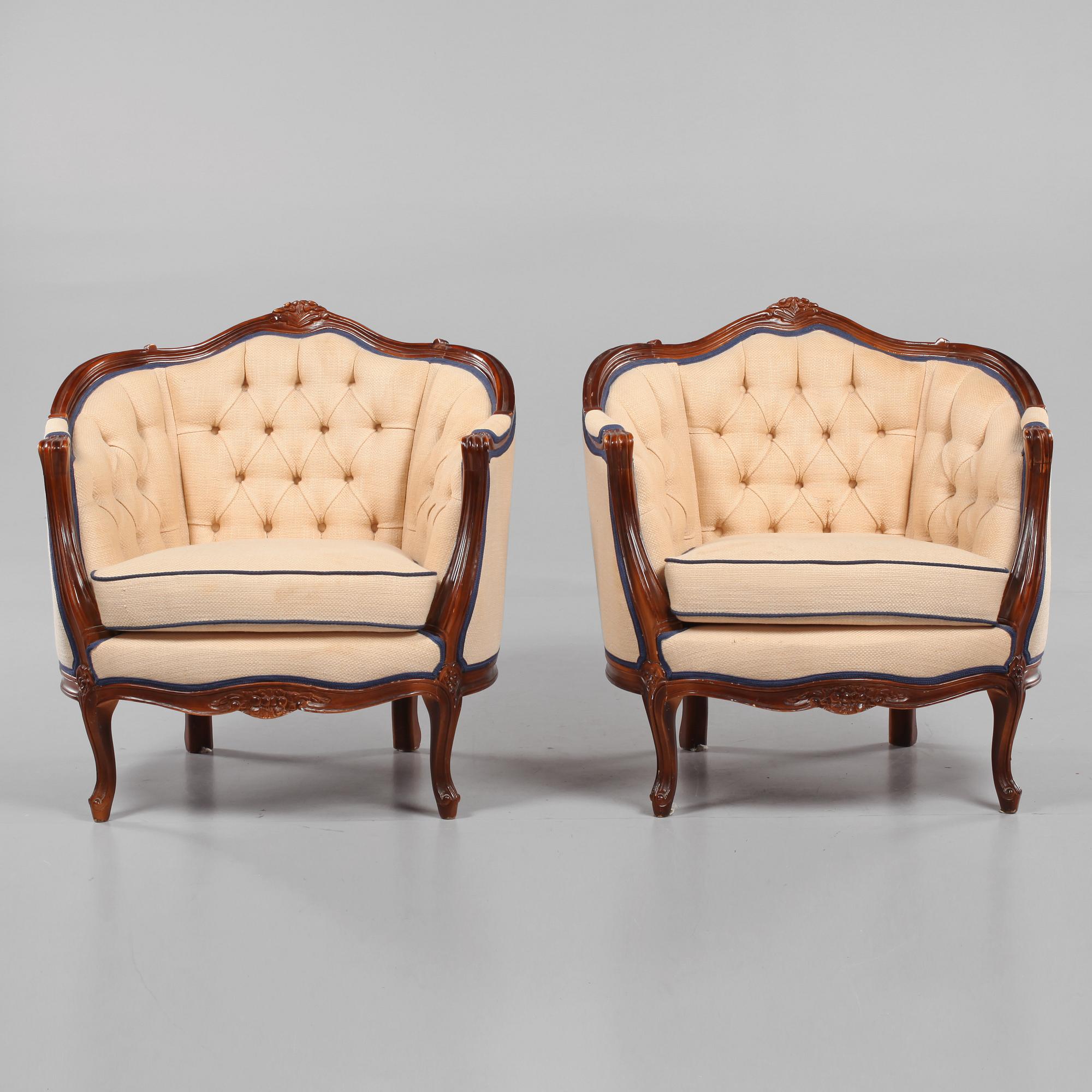 FÅTÖLJER, ett par, rokokostil, omkring 1900-talets mitt.