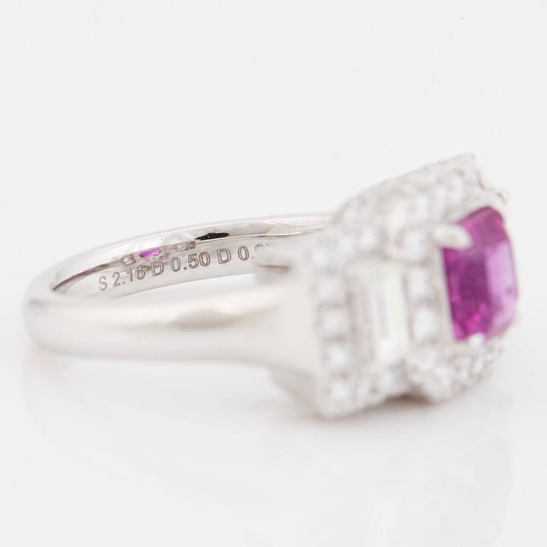 A intense pink sapphire, brilliant- and baguette cut diamond ring.