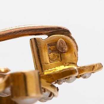 Rintaneula/riipus, kultaa siemenhelmet ja vanhahiontainen timantti, ketjulla.