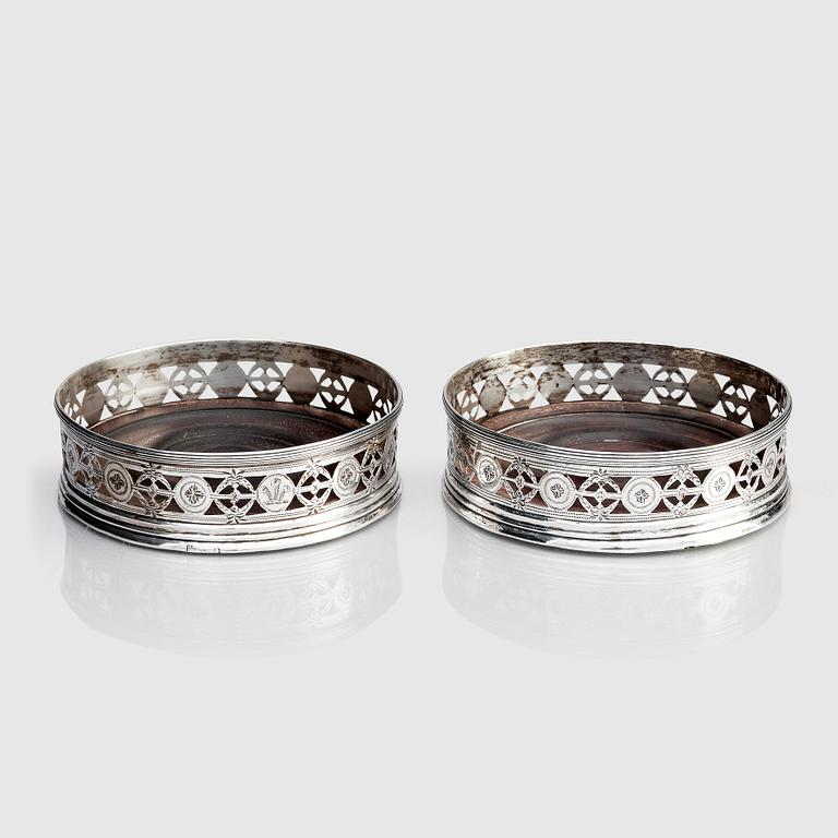 John Robertson & David Darling, coasters, ett par, silver, Newcastle 1795.