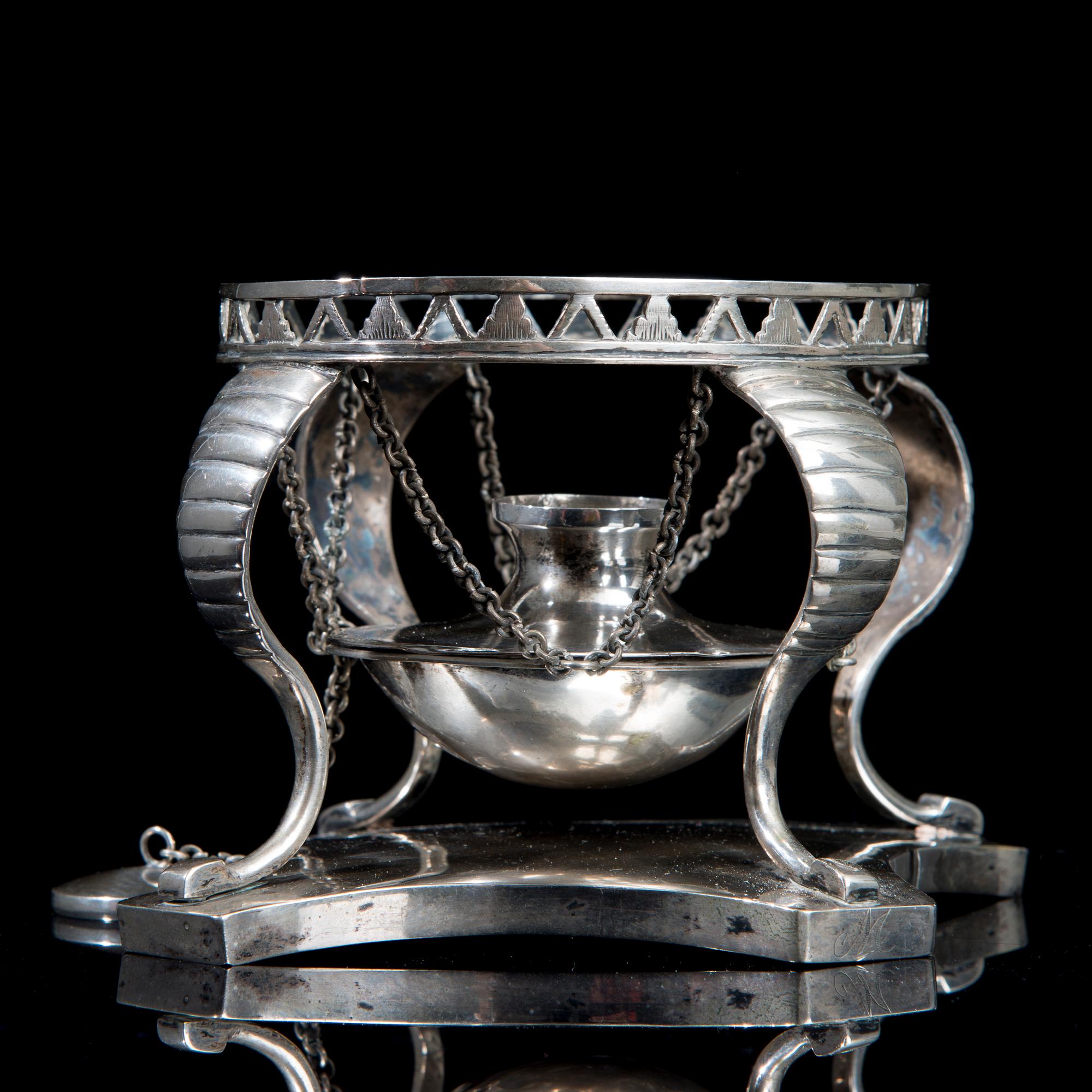 RECHAUD FÖR KANNA, ostämplat silver, 1700/1800. Tot. vikt ca 295 g.