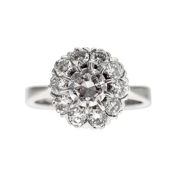 A RING, 18K white gold, brilliant cut diamonds 1.41 ct. Center stone 0.60 ct. Ribbhagen Stockholm 1980. Weight 4,7 g.