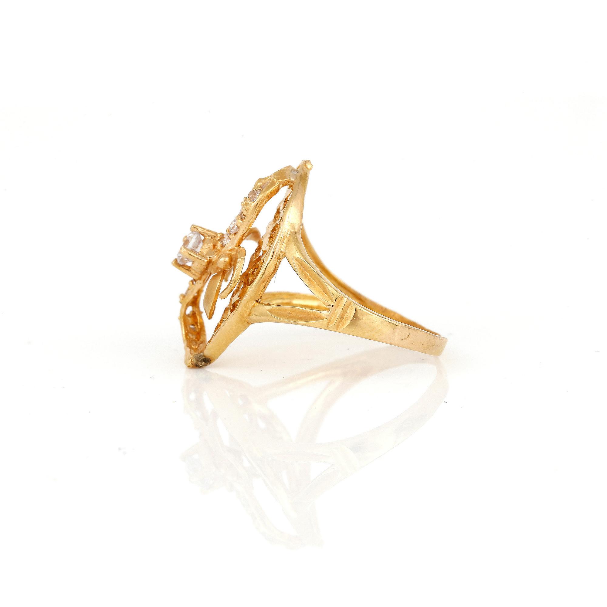 RING, 21K guld, med vita stenar. Total vikt ca 4,28 g.