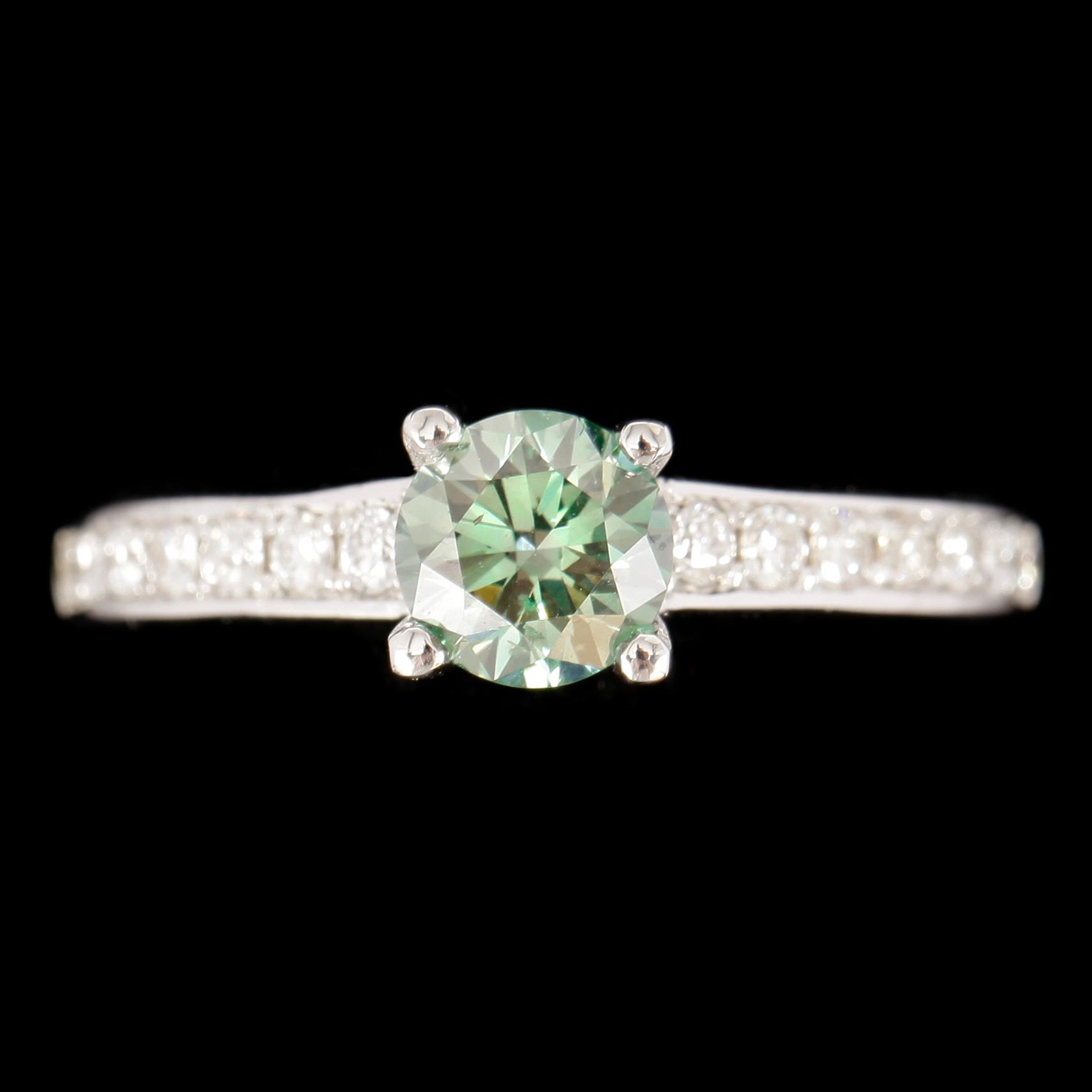 RING, 18k vitguld, briljantslipad färgad grön diamant ca 0,74ct samt 14 briljantslipade diamanter ca 0,28ct.