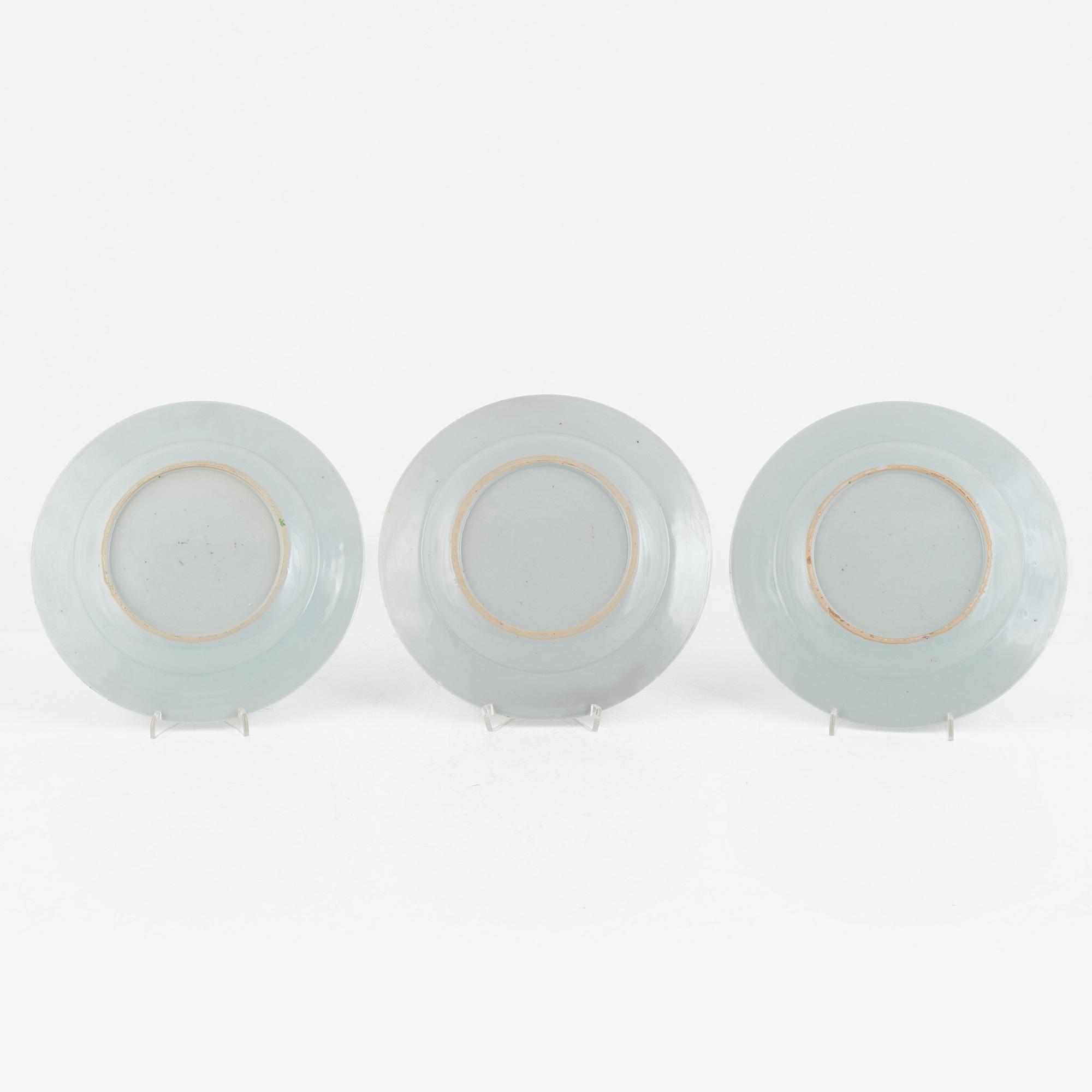 Tallrikar, tre stycken, porslin, Kina, Qingdynastin, Qianlong (1736-95).