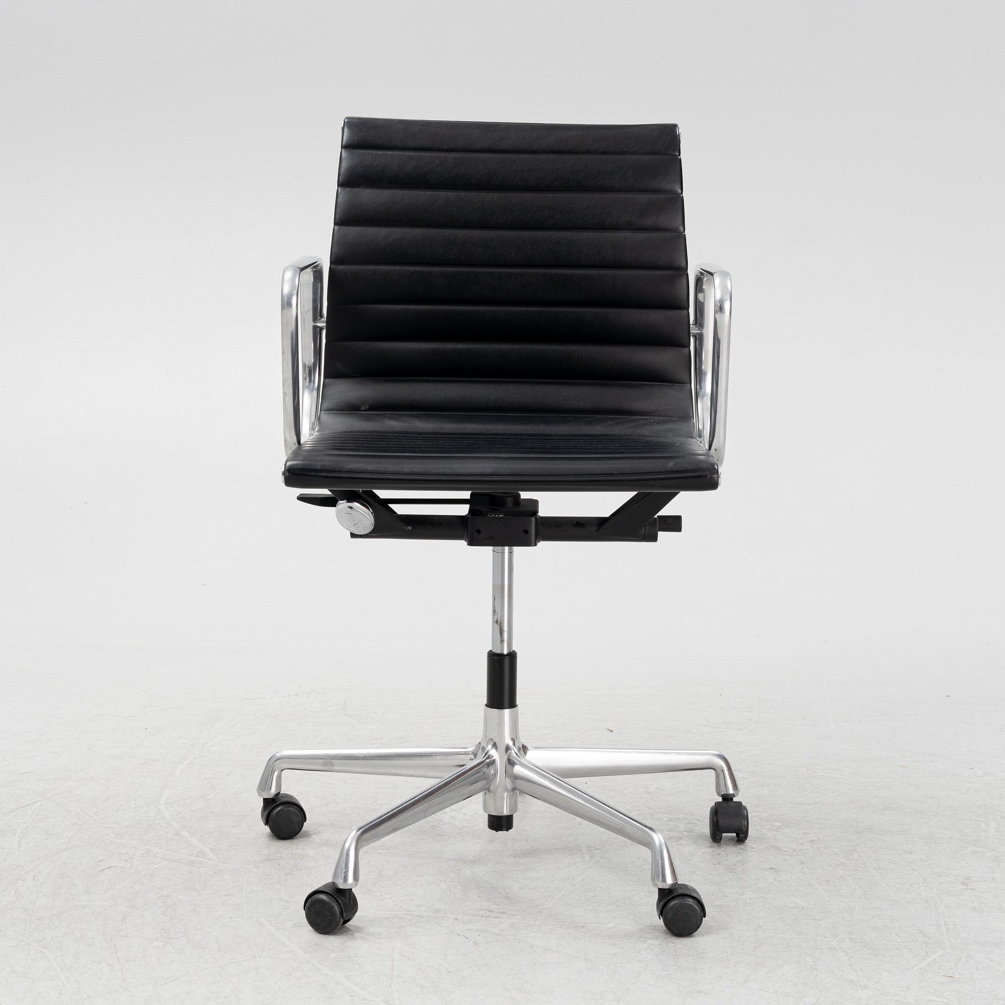 Charles Ray Eames a black leather EA 117 office chair Vitra. Bukowskis