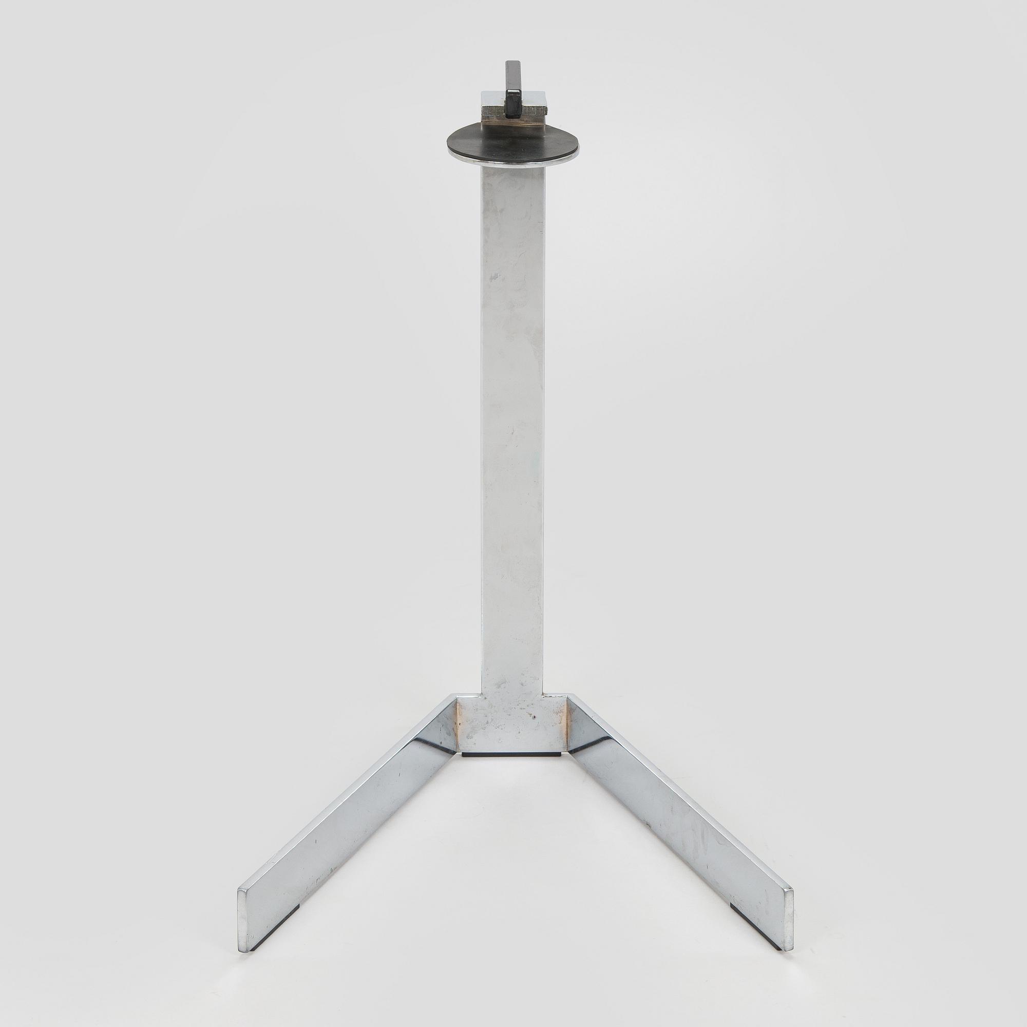 Jouni Leino, Tarjotinpöydän jalusta ,"Grip" Jouni Leino Design Studio 2009.