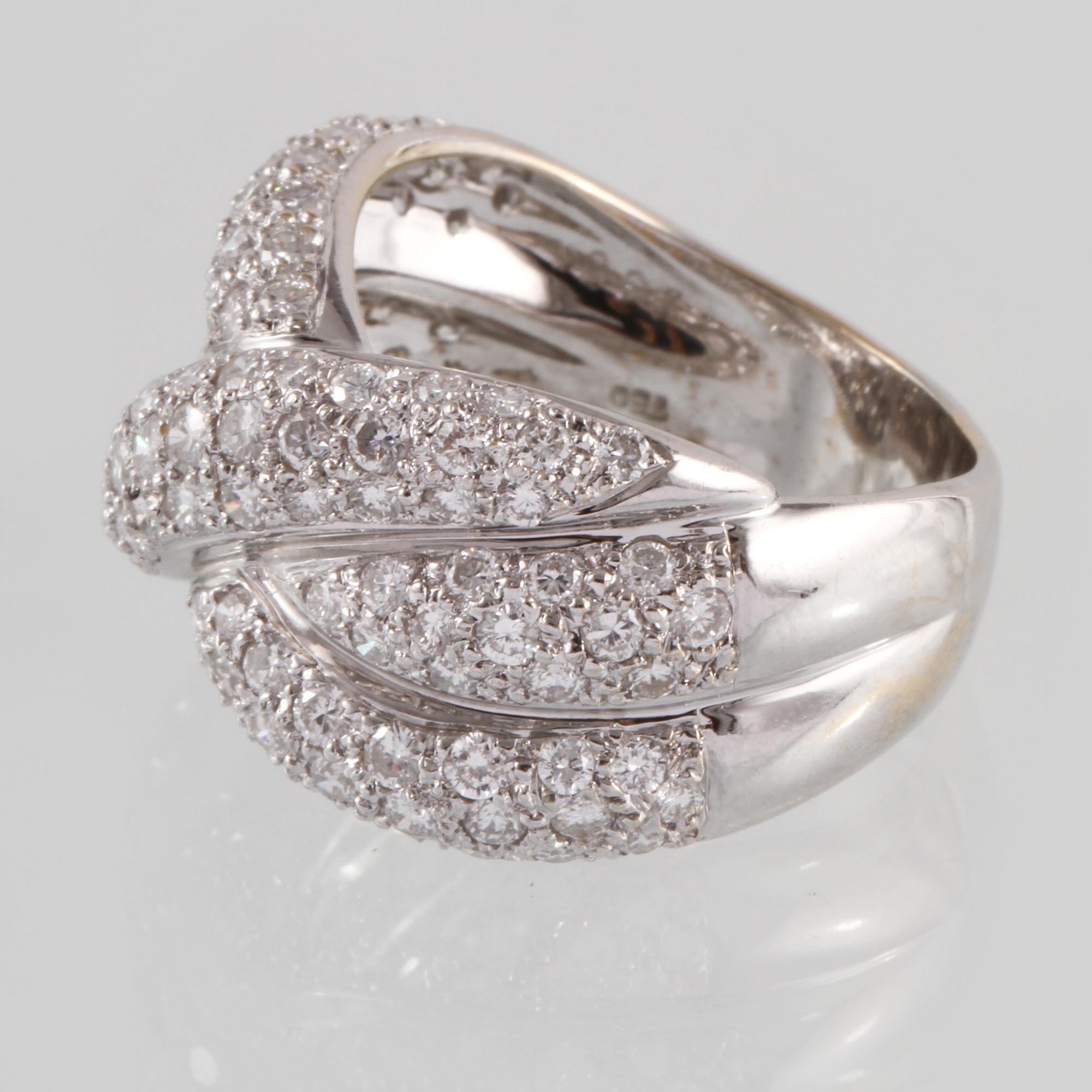 RING, 18K vitguld med briljantslipade diamanter, ca 3.00 ct. Vikt 10,9 gram.