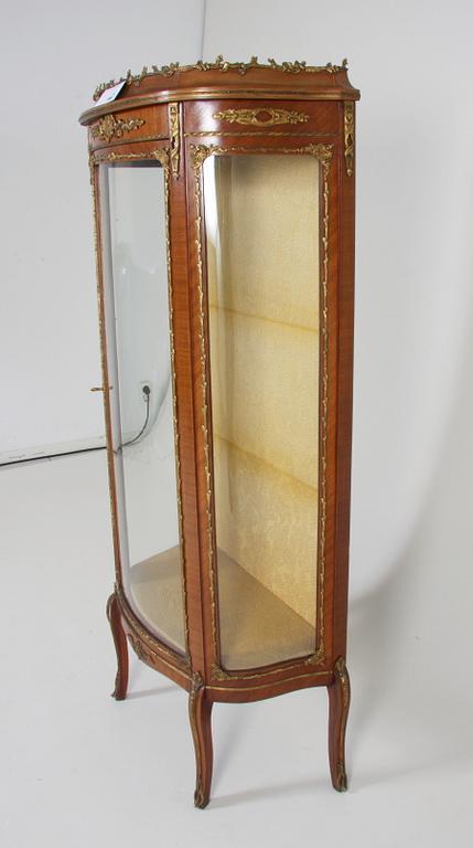 VITRINSKÅP, Louis XV-stil.