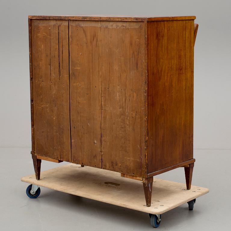 CHIFFONJE, senempire, omkring år 1800.