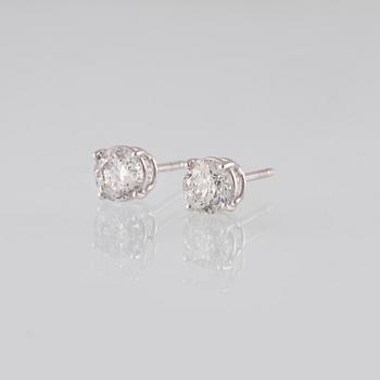 ÖRHÄNGEN, 18K vitguld med briljantslipade diamanter ca 1.83 ct. Vikt  2,1 gram.