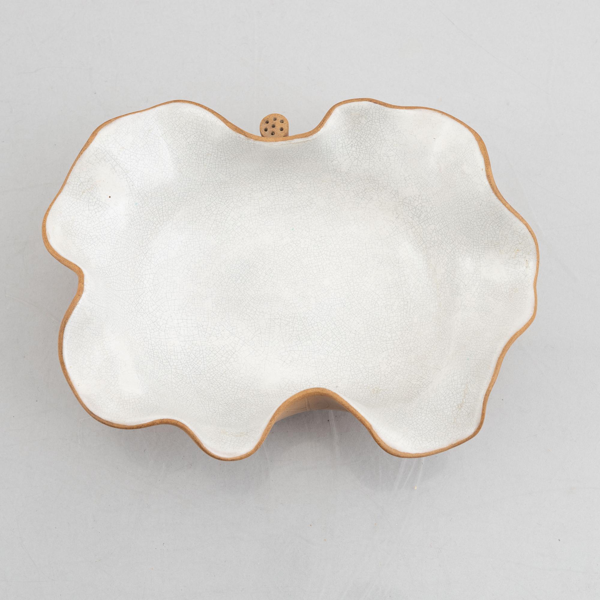 Koppar med fat, tre stycken, samt skål på lotusblommor, Yixinggods, Kina, tidigt 1900-tal.