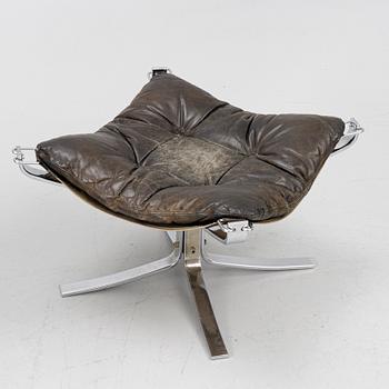 Sigurd Ressel, a pair of 'Falcon chair' easy chairs with an ottoman, Vatne Möbler, Norway, 1970s.