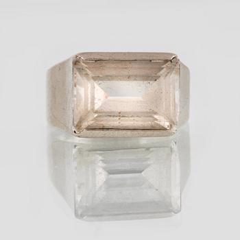 RING, silver md fasettslipad bergkristall, Gustav Dahlgren & Co, Malmö, 1959. Vikt 8,3 gram.