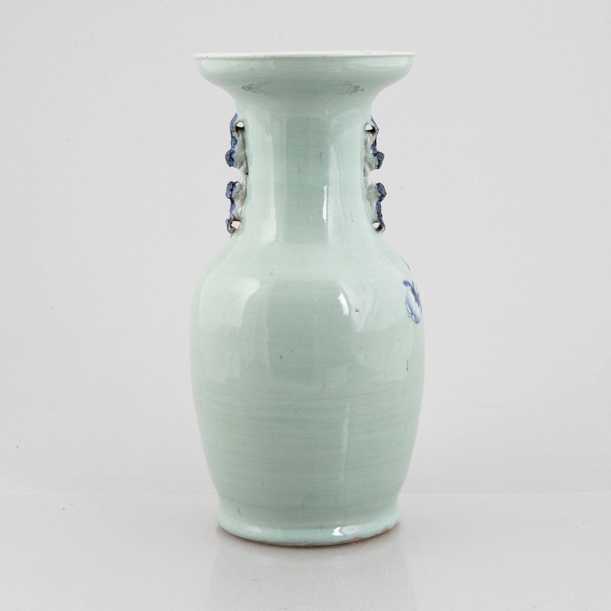 A Chinese porcelain vase, Qing dynasty, second half of the 20th Century.