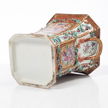 Tulpanvas, porslin, s.k. 'Rockefeller-pattern', Qingdynastin, Qianlong (1736-95).rockefeller.