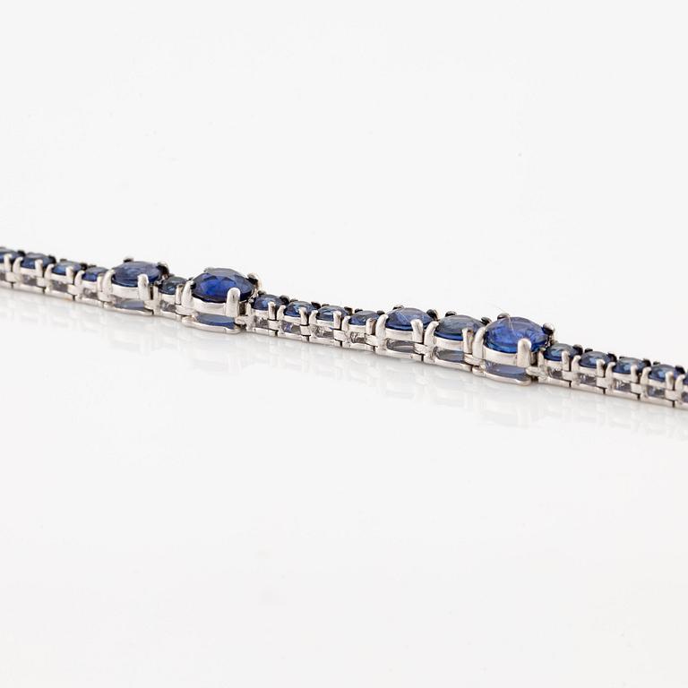 Collier 18K vitguld med fasettslipade safirer.