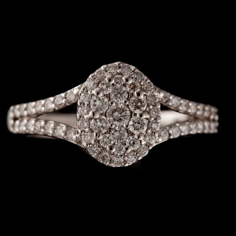 RING, 18K vitguld, briljantslipade diamanter tot. ca 0,58 ct. Finska kontrollstämplar.