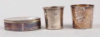 SNUSDOSA SAMT TVÅ SUPKOPPAR, silver, bla Isak Söderholm, Söderhamn 1819.