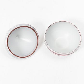 Stig Lindberg, A bowl with lid and dishes, 2 pcs, faience, Gustavsberg studio.