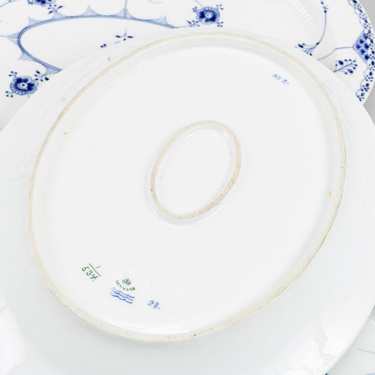 Royal Copenhagen, mat- samt kaffeservis, 85 delar, porslin. "Musselmalet", Danmark, 1900-tal.