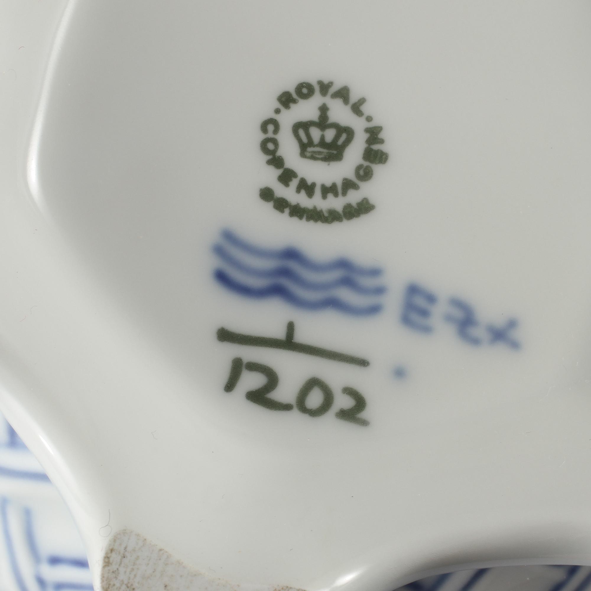 KAFFESERVIS, 30 delar, porslin, "Musselmalet", Royal Copenhagen, 1900-talets andra hälft.