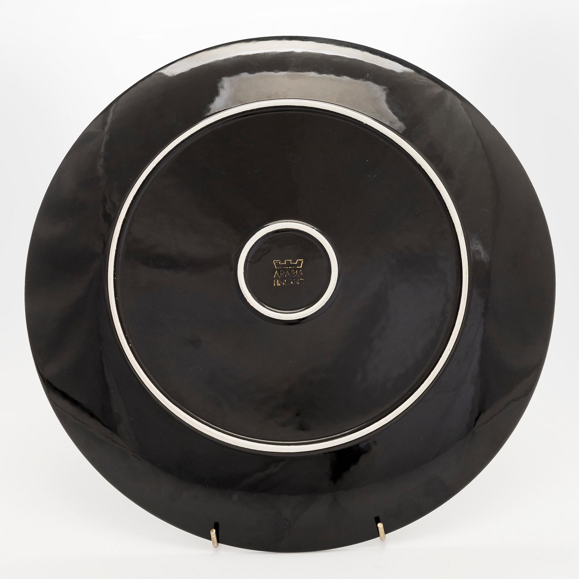 Howard Smith, A ceramic plate. Signed H Smith. Arabia, Finland.