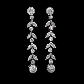 946. A pair of different cut diamond earrings app. tot. 2 cts.