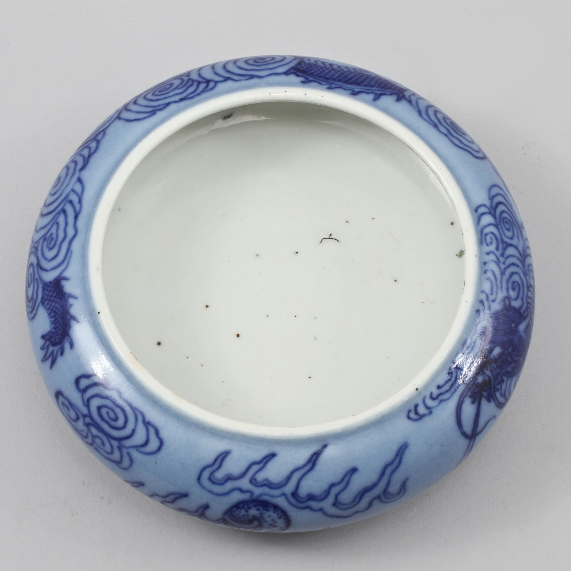 PENSELBAD, porslin, Kanxistil, sen Qing, omkring sekelskiftet 1900.