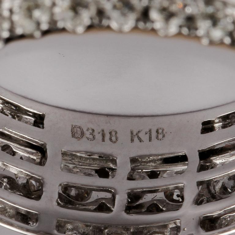 RING, 18k vitguld med 89 briljantslipade diamanter, totalt 3.18 ct. Vikt 8 g.