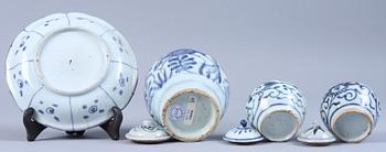 SKÅLFAT samt LOCKURNOR 3 st, porslin, Kina, Ming, 1600-tal.