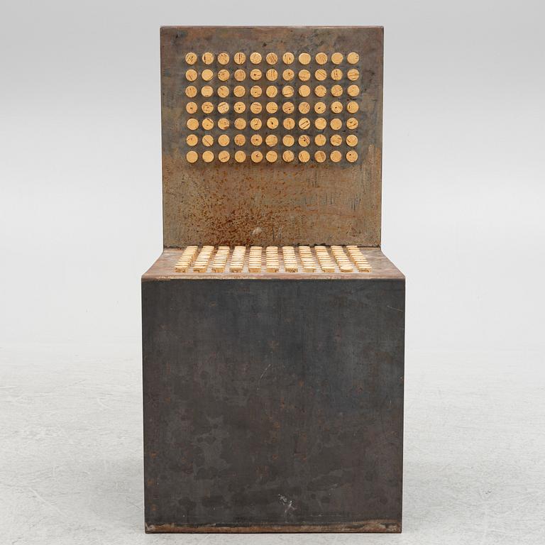 Gabriel Wiese, a chair.