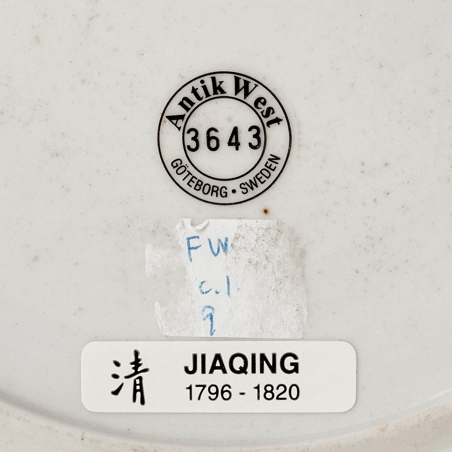 An armorial dinner plate, Qing dynasty, Jiaqing (1796-1820).