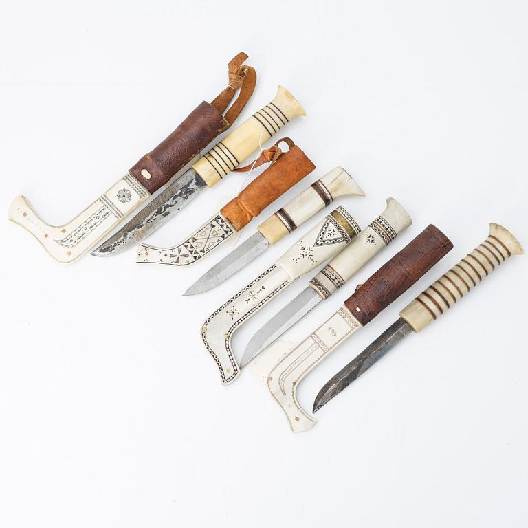 Knivar 4 st, oidentifierade slöjdare, samt en kåsa av Bengt Olav Unga.