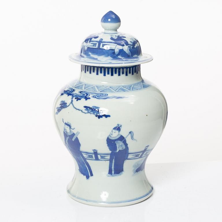 A blue and white jar with cover, late Qing dynsty, circa 1900.
