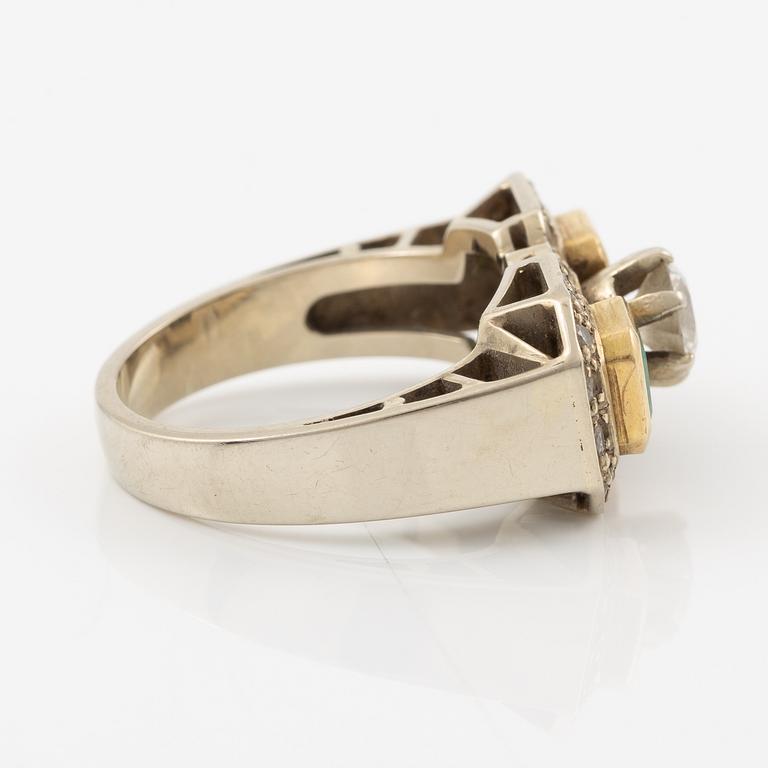 Ring, 18K vitguld med briljantslipad diamant ca 0.65 ct samt två smaragder.