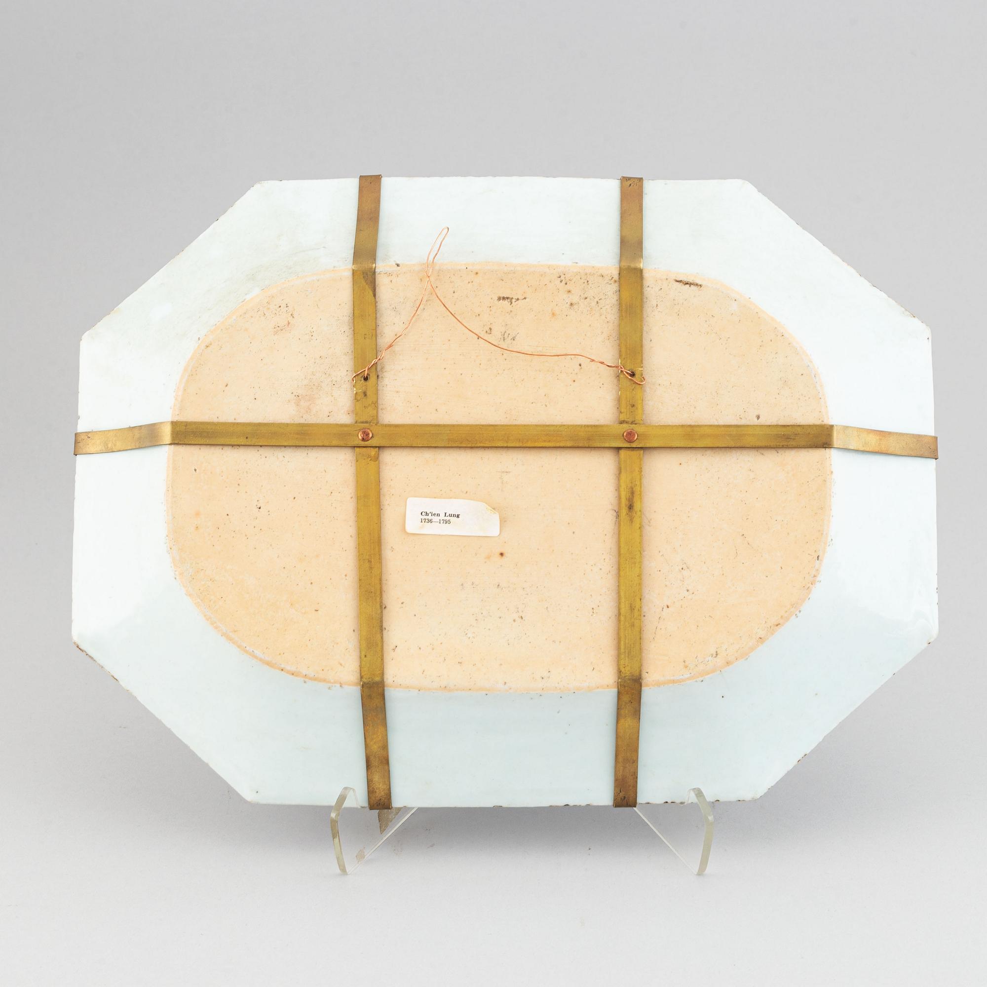 A blue and white serving dish, Qing dynasty, Qianlong (1736-95).