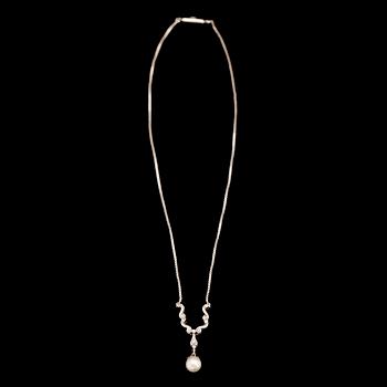 COLLIER, 18 k vitguld, med briljanter och odlad pärla. Tot vikt 9 g.
